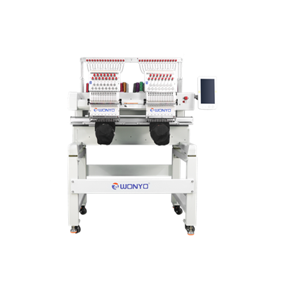 2 Czapka z głowicą i haftowaną koszulką